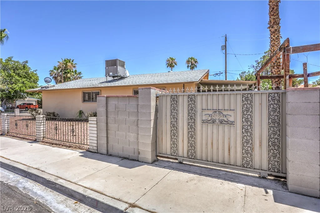 2100 Sundale, Las Vegas, NV 89102