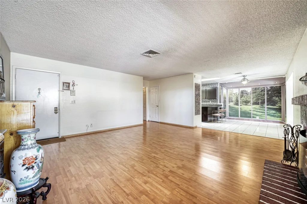 6712 Oak Valley, Las Vegas, NV 89103