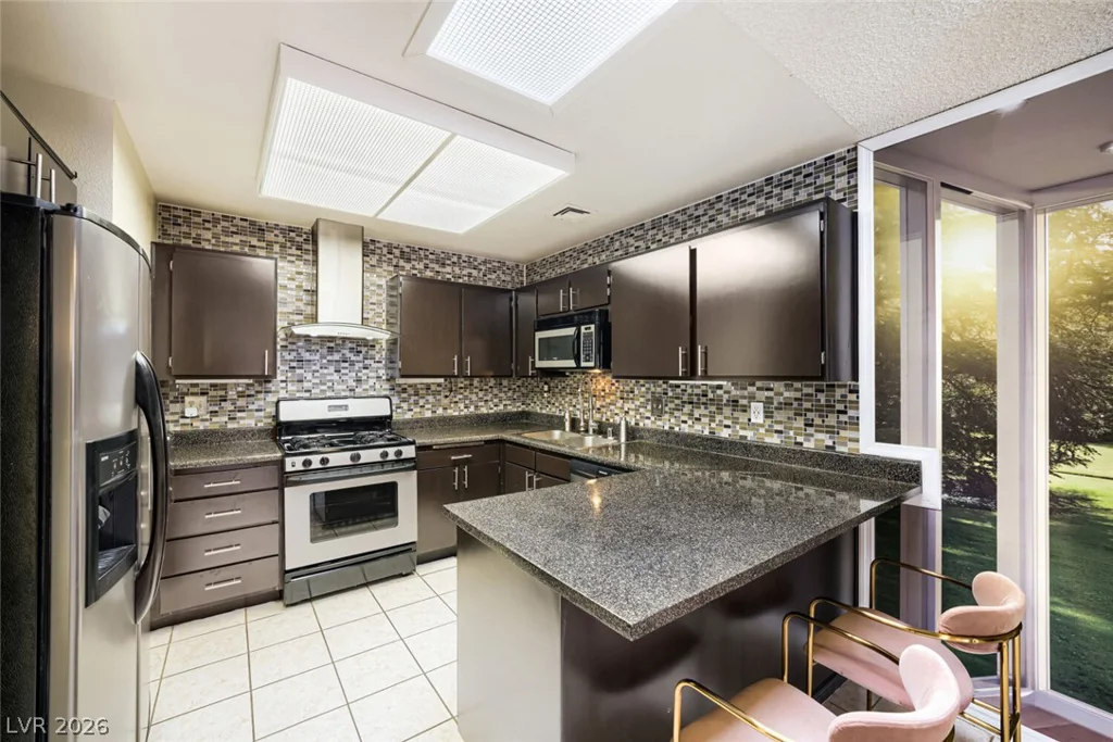 6712 Oak Valley, Las Vegas, NV 89103