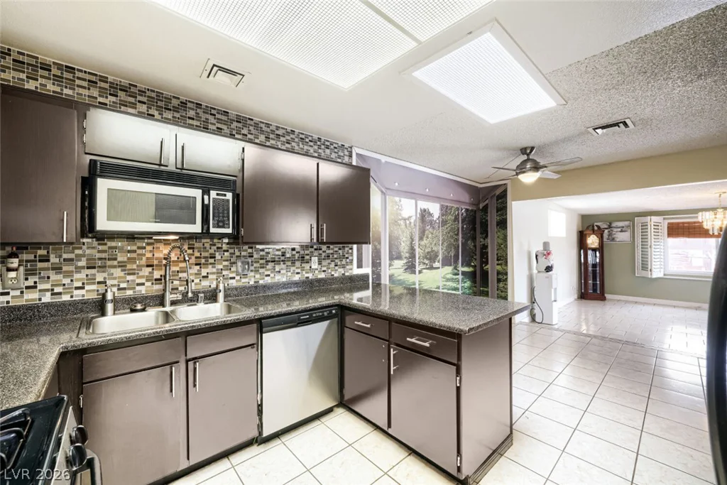 6712 Oak Valley, Las Vegas, NV 89103