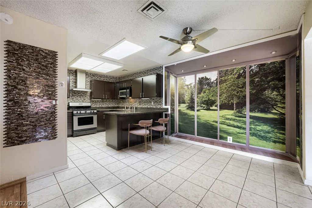 6712 Oak Valley, Las Vegas, NV 89103