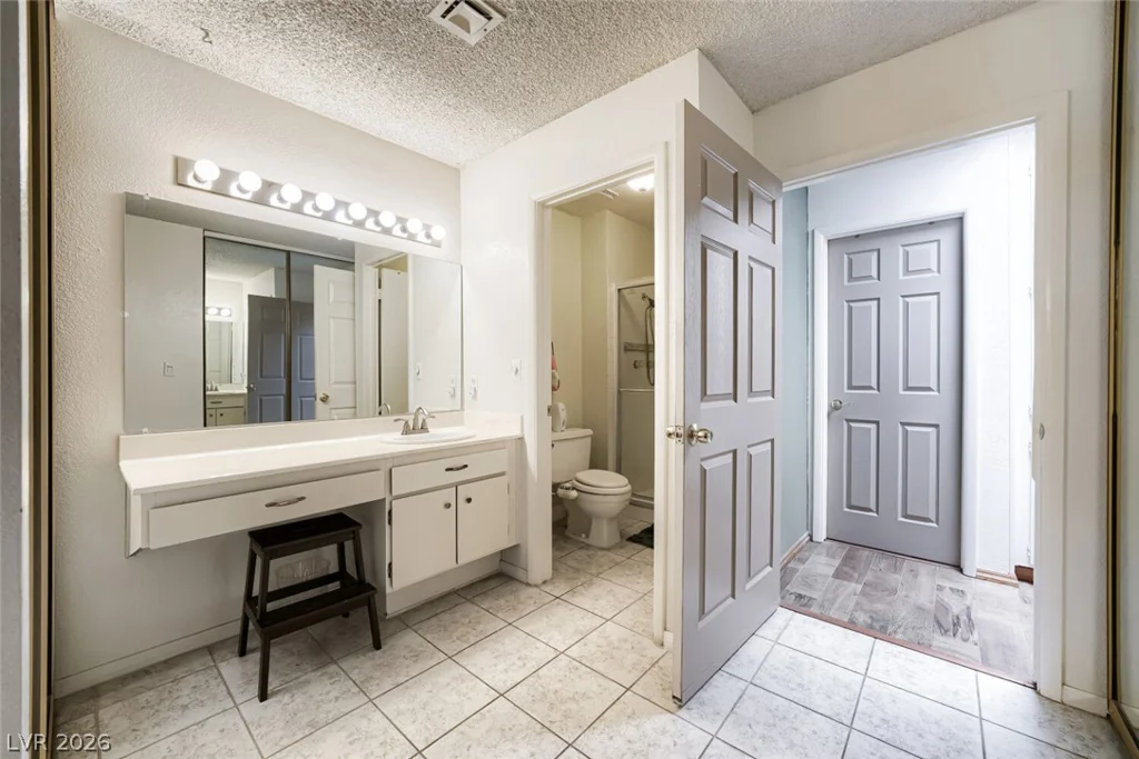 6712 Oak Valley, Las Vegas, NV 89103