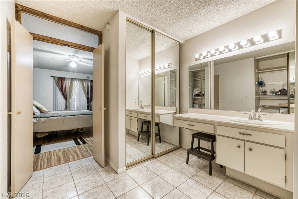 6712 Oak Valley, Las Vegas, NV 89103