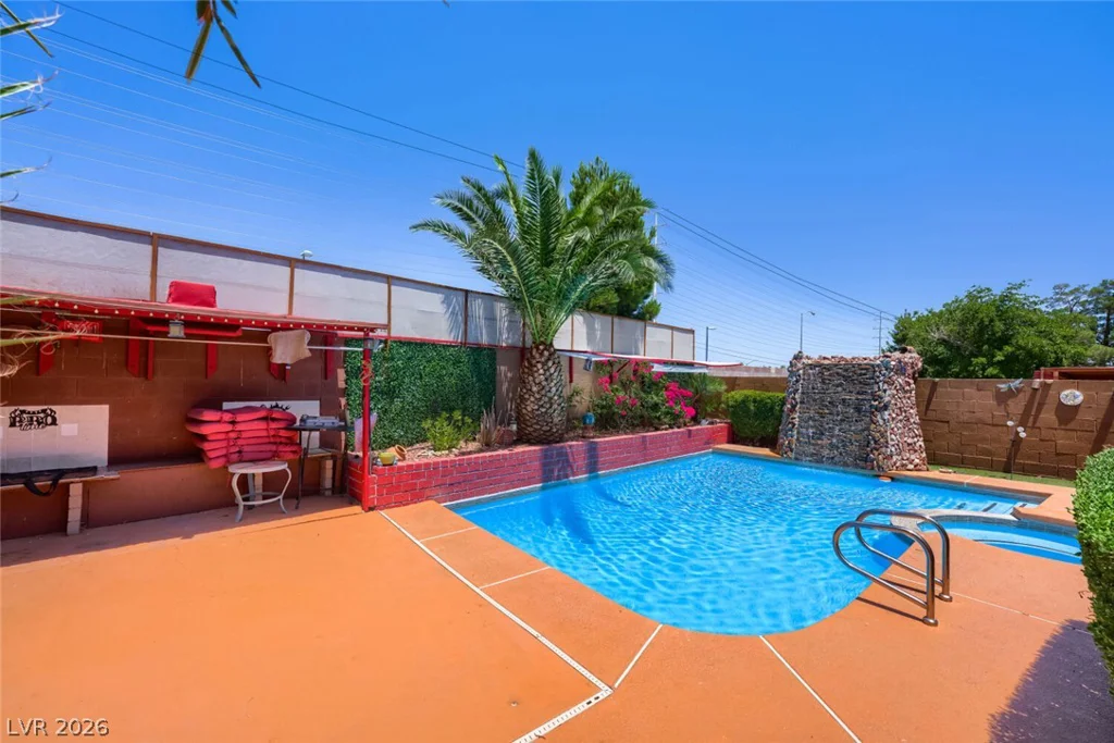 6712 Oak Valley, Las Vegas, NV 89103