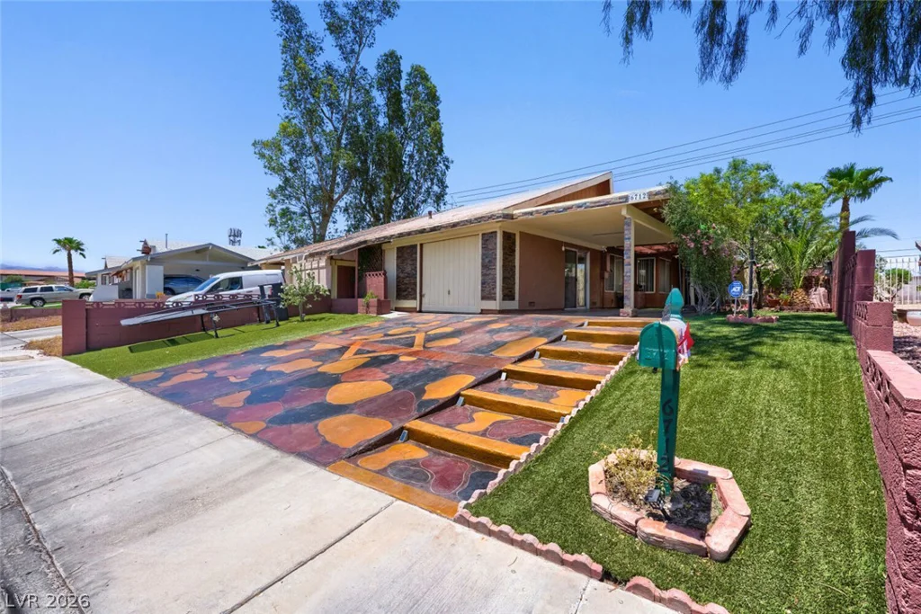 6712 Oak Valley, Las Vegas, NV 89103