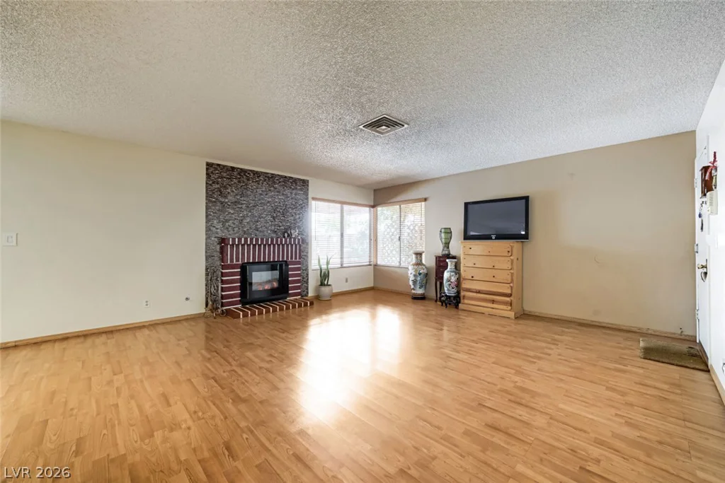 6712 Oak Valley, Las Vegas, NV 89103