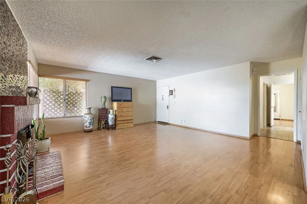 6712 Oak Valley, Las Vegas, NV 89103