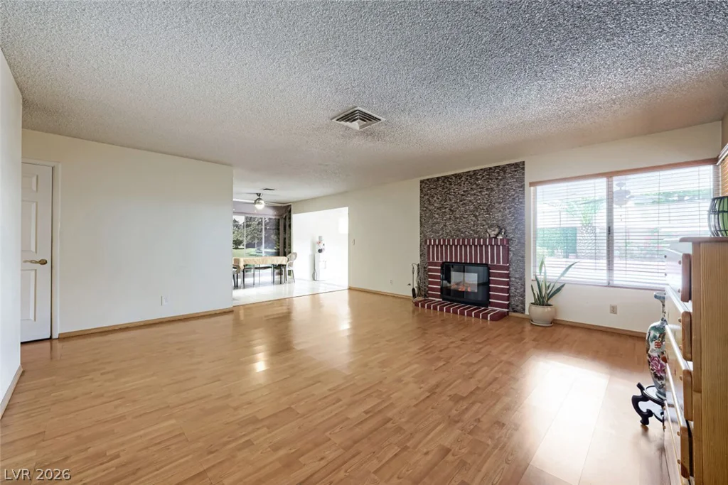 6712 Oak Valley, Las Vegas, NV 89103