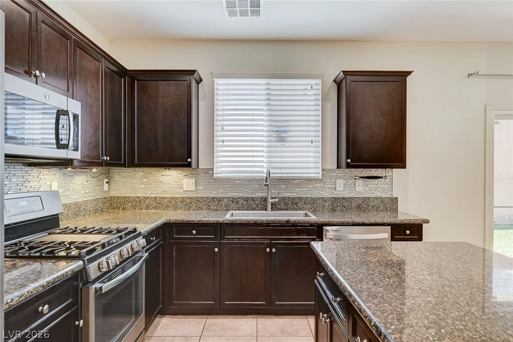 7841 Blue Lake Peak, Las Vegas, NV 89166