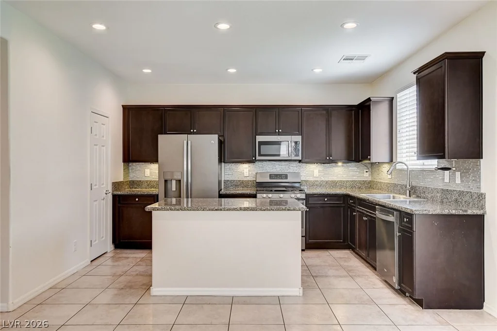 7841 Blue Lake Peak, Las Vegas, NV 89166