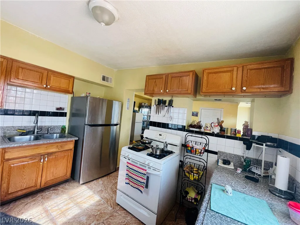 3708 Waikiki, Las Vegas, NV 89104