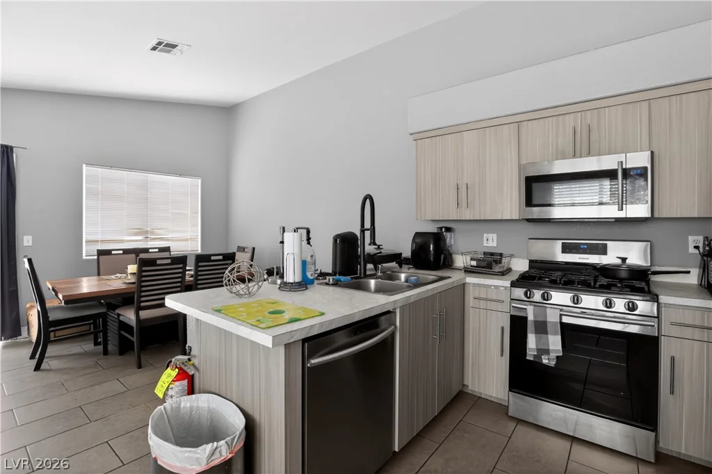 2001 Garnet Gable, Las Vegas, NV 89106