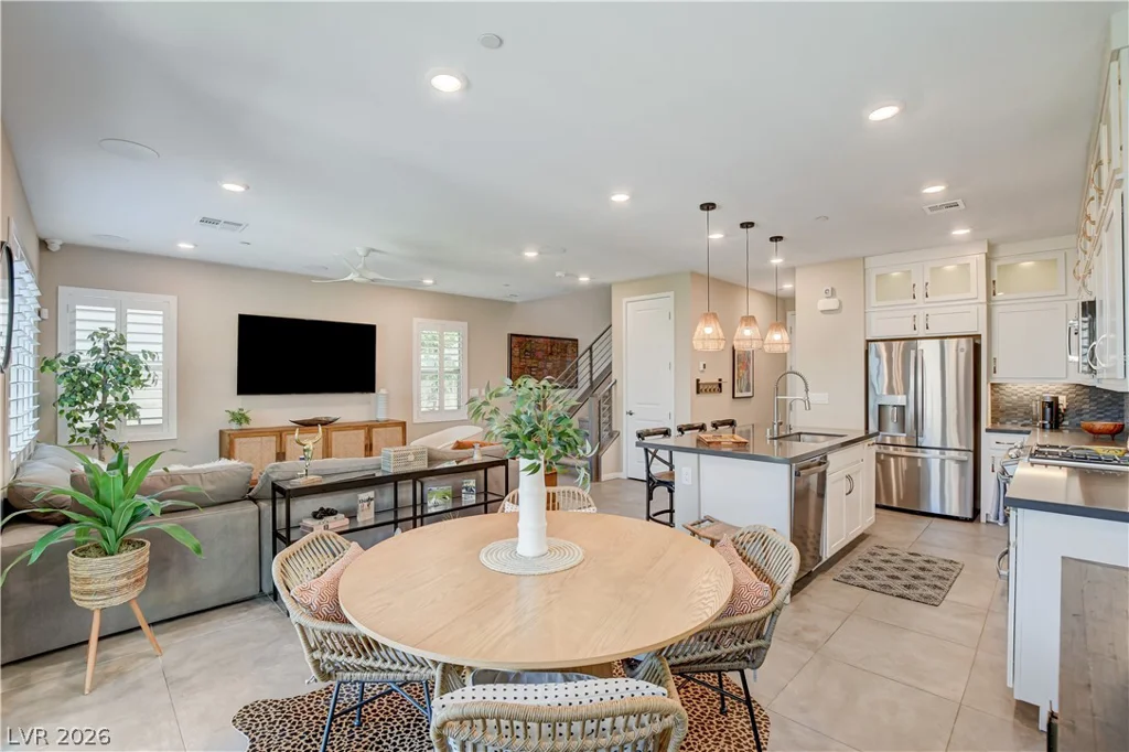11532 Desert Hollow, Las Vegas, NV 89138