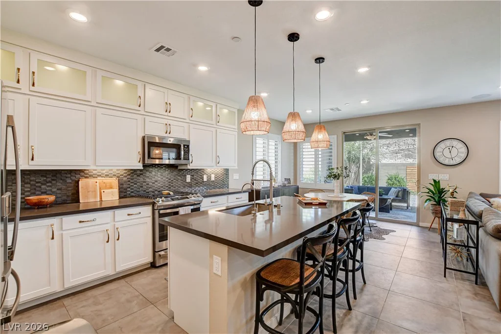 11532 Desert Hollow, Las Vegas, NV 89138