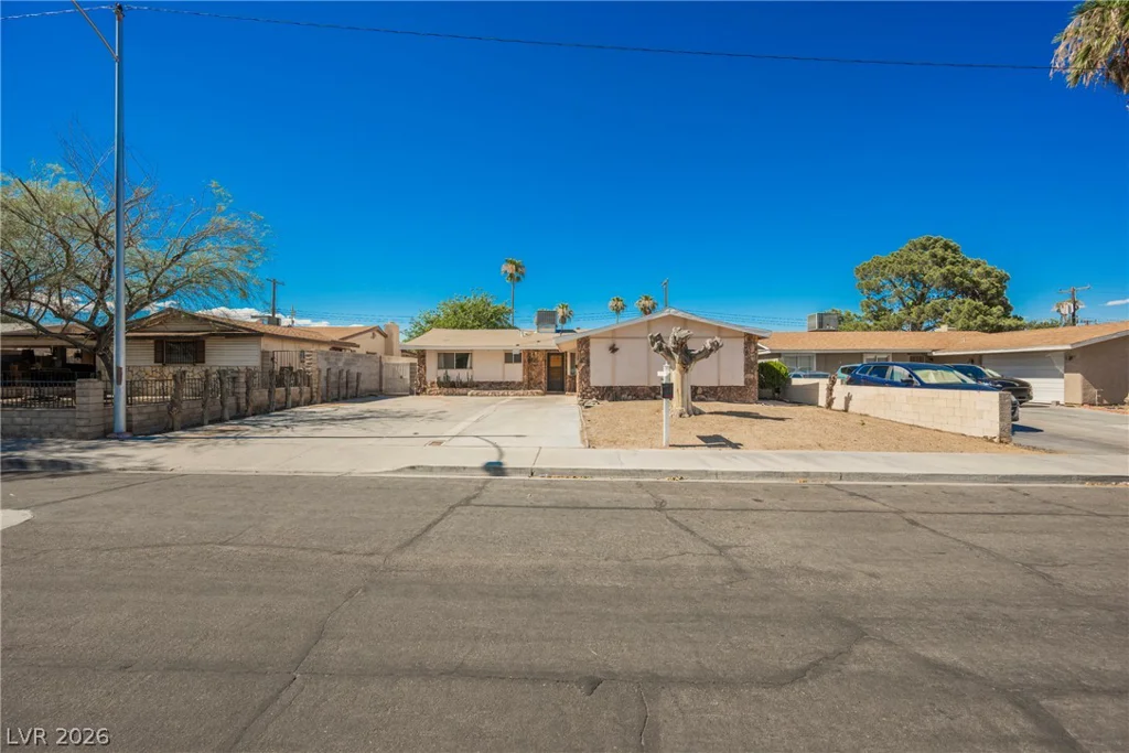 5820 Carmen, Las Vegas, NV 89108