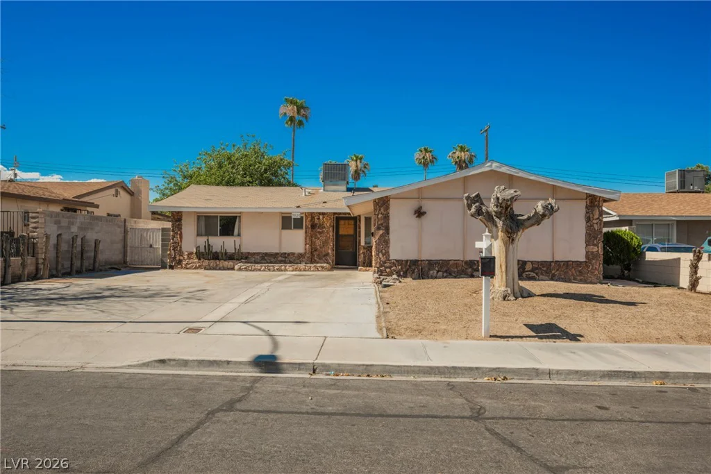 5820 Carmen, Las Vegas, NV 89108