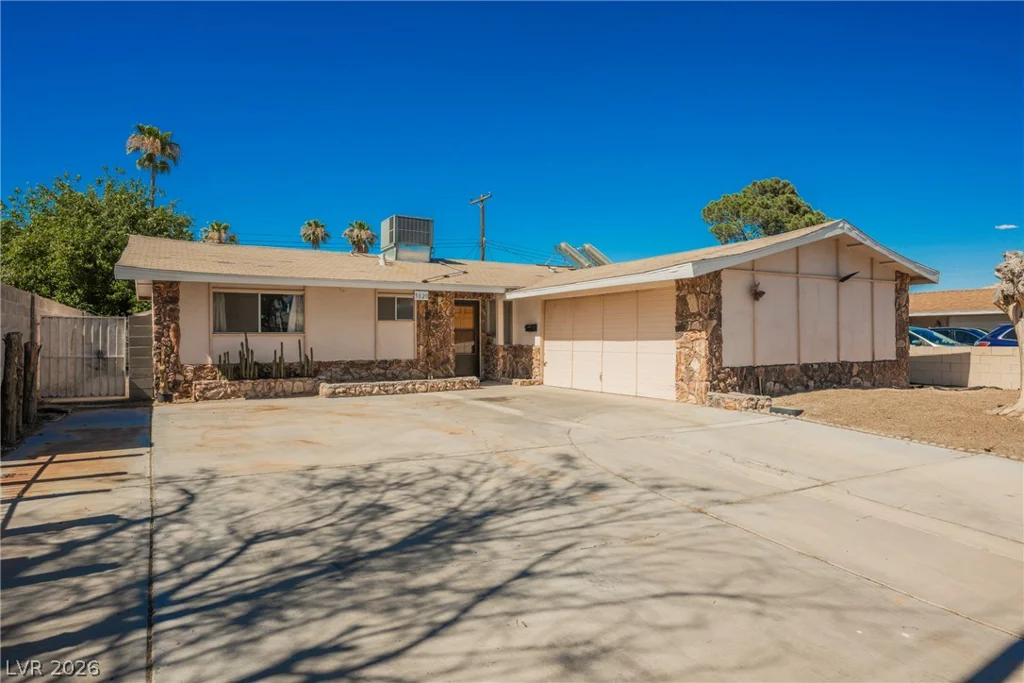 5820 Carmen, Las Vegas, NV 89108