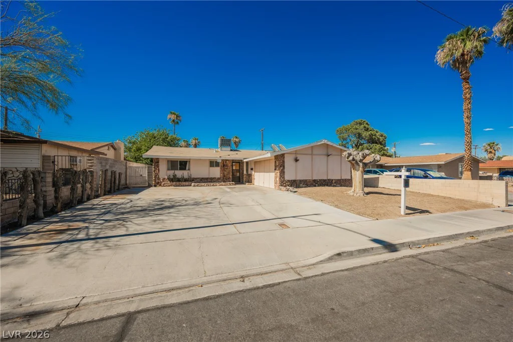 5820 Carmen, Las Vegas, NV 89108