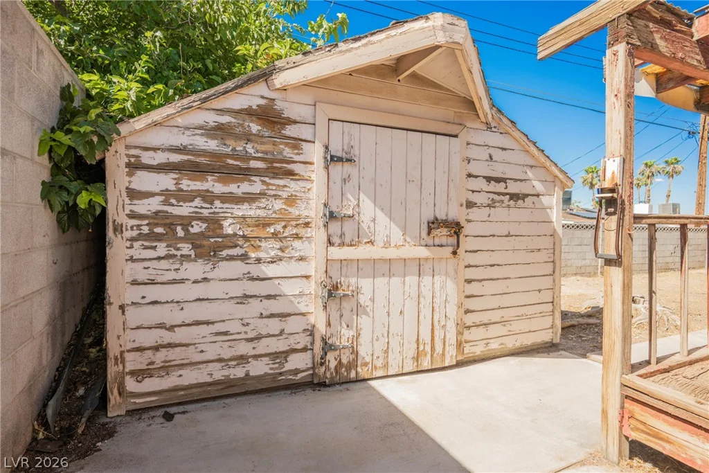 5820 Carmen, Las Vegas, NV 89108