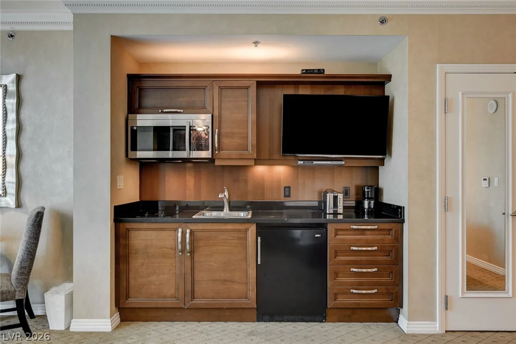 145 Harmon, Las Vegas, NV 89109