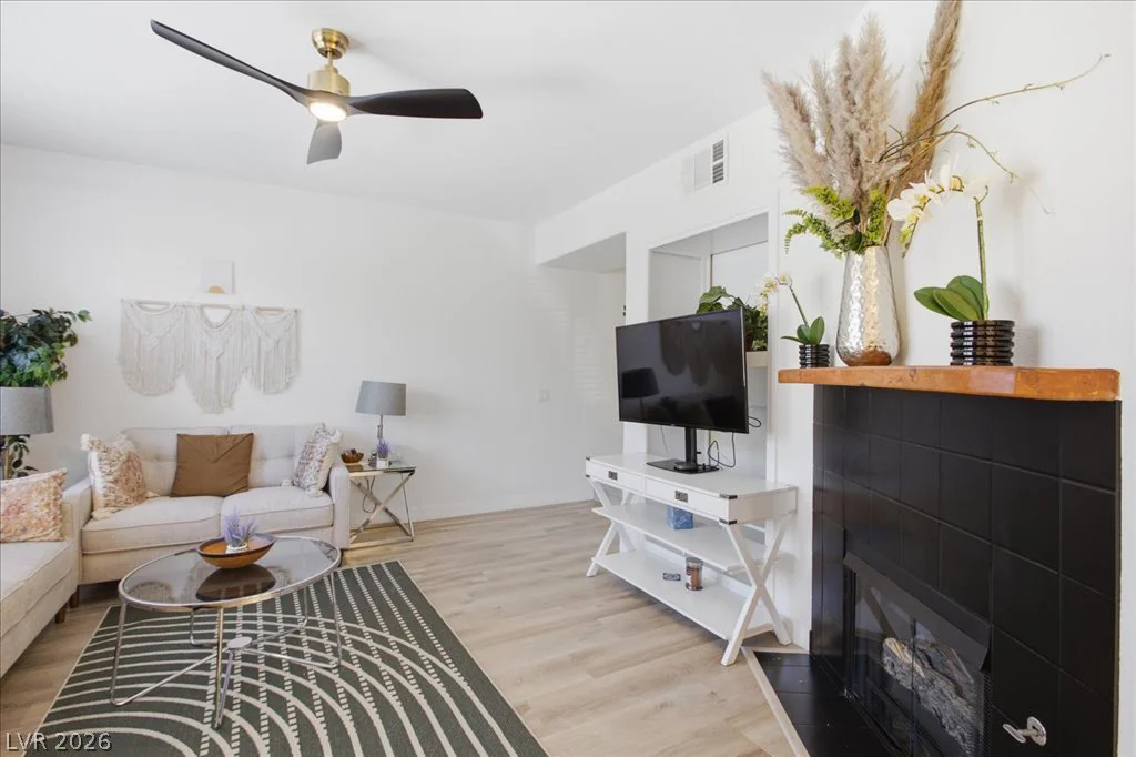 10231 Deerfield Beach, Las Vegas, NV 89129