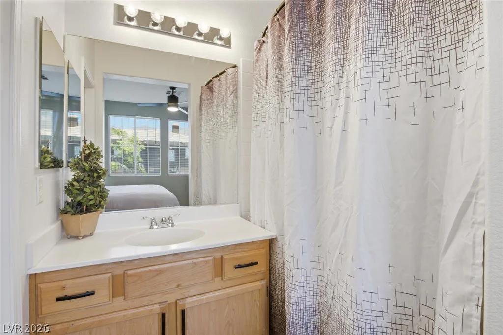 10231 Deerfield Beach, Las Vegas, NV 89129