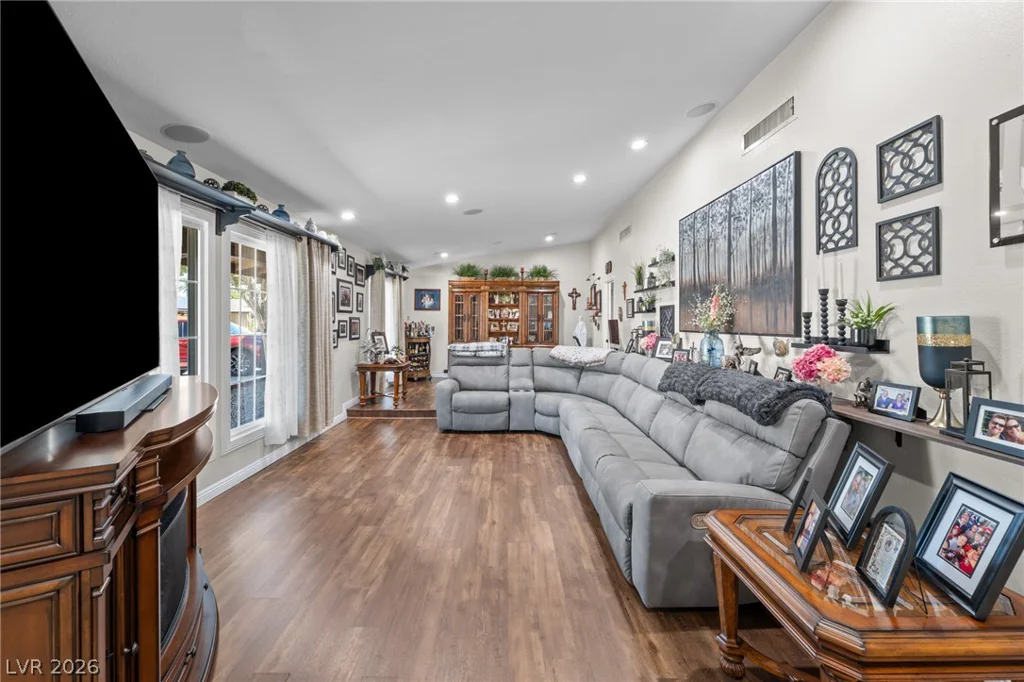 1909 Stonehaven, Las Vegas, NV 89108