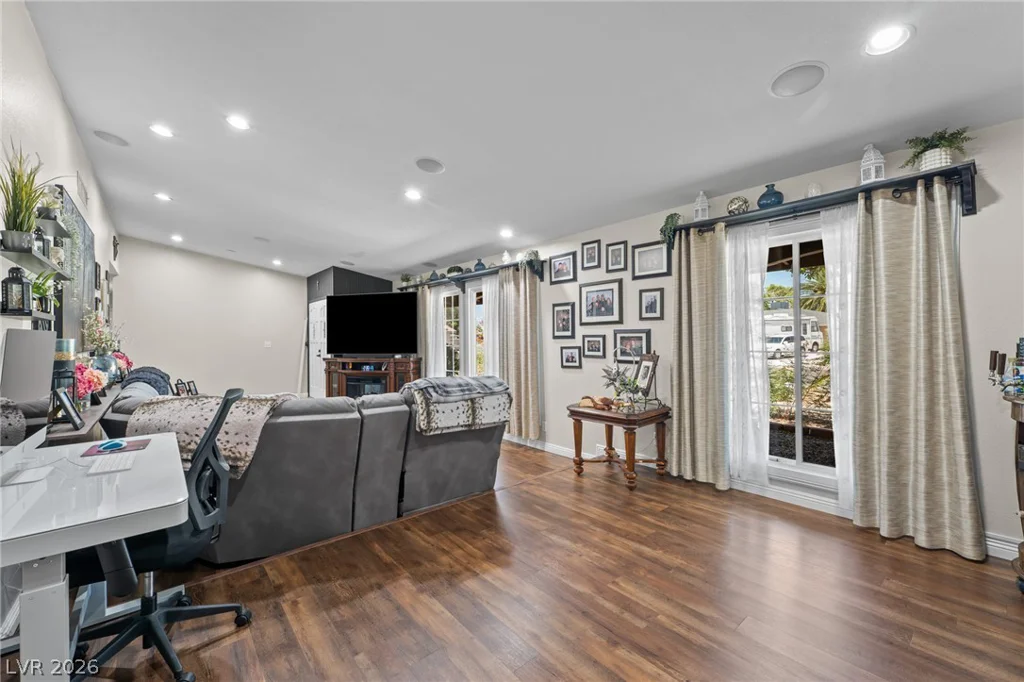 1909 Stonehaven, Las Vegas, NV 89108