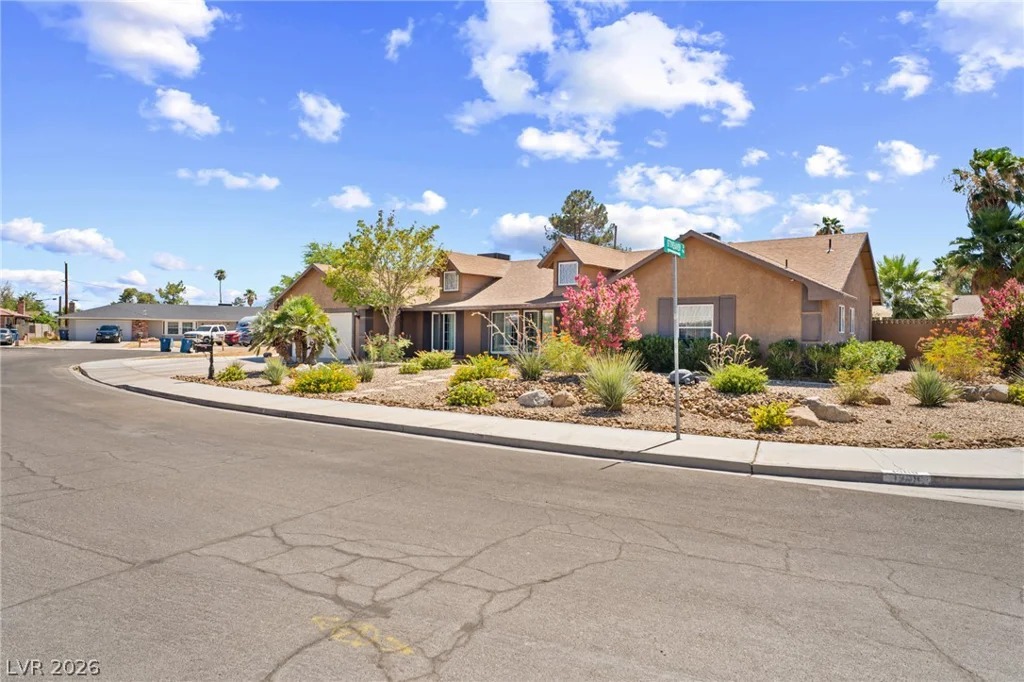 1909 Stonehaven, Las Vegas, NV 89108