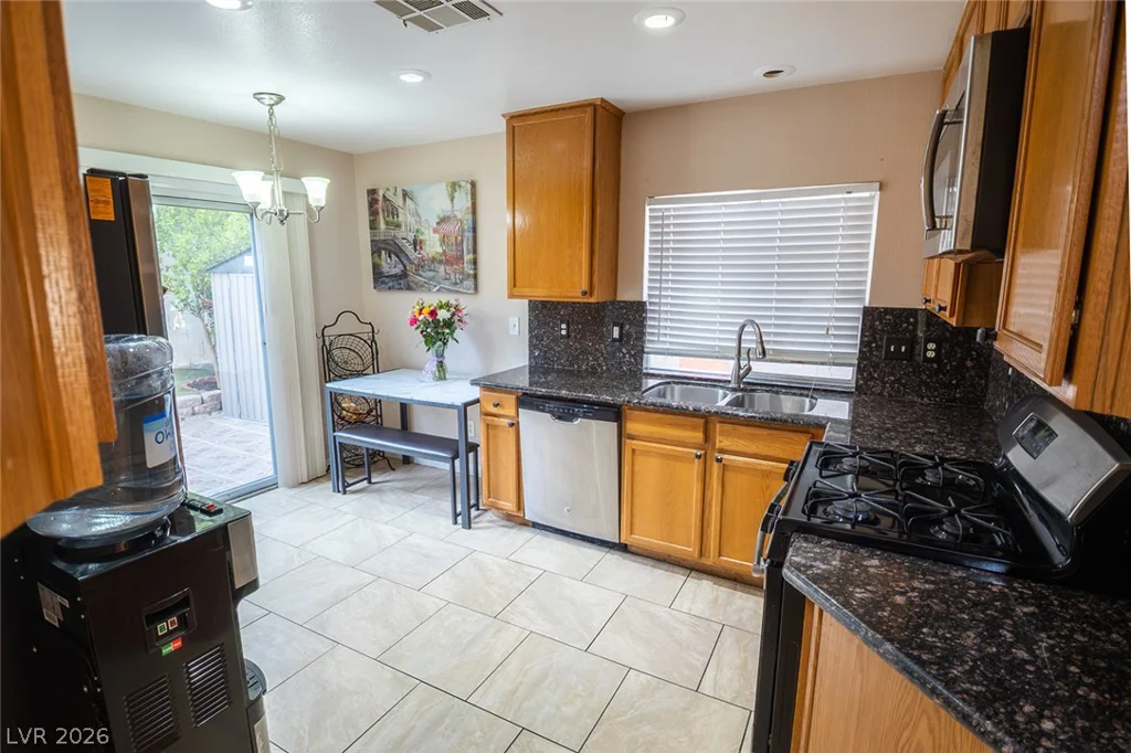 805 Old Mine Creek, Las Vegas, NV 89134