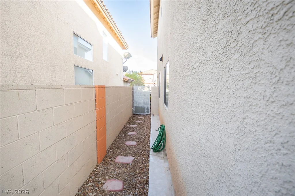 805 Old Mine Creek, Las Vegas, NV 89134