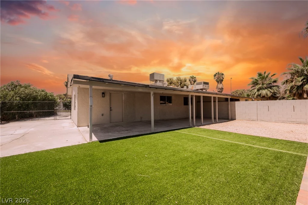 35 Hickory, Las Vegas, NV 89110