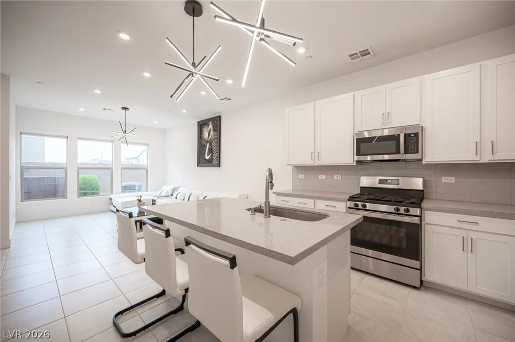 9828 Kings Glen, Las Vegas, NV 89141