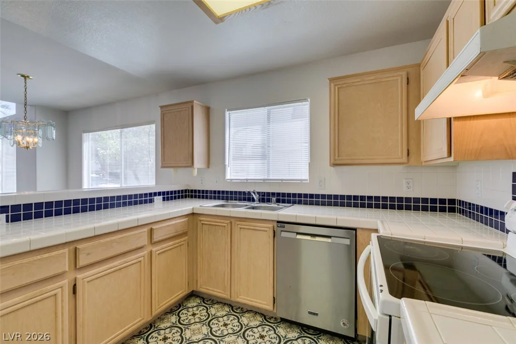 8012 Divine, Las Vegas, NV 89128