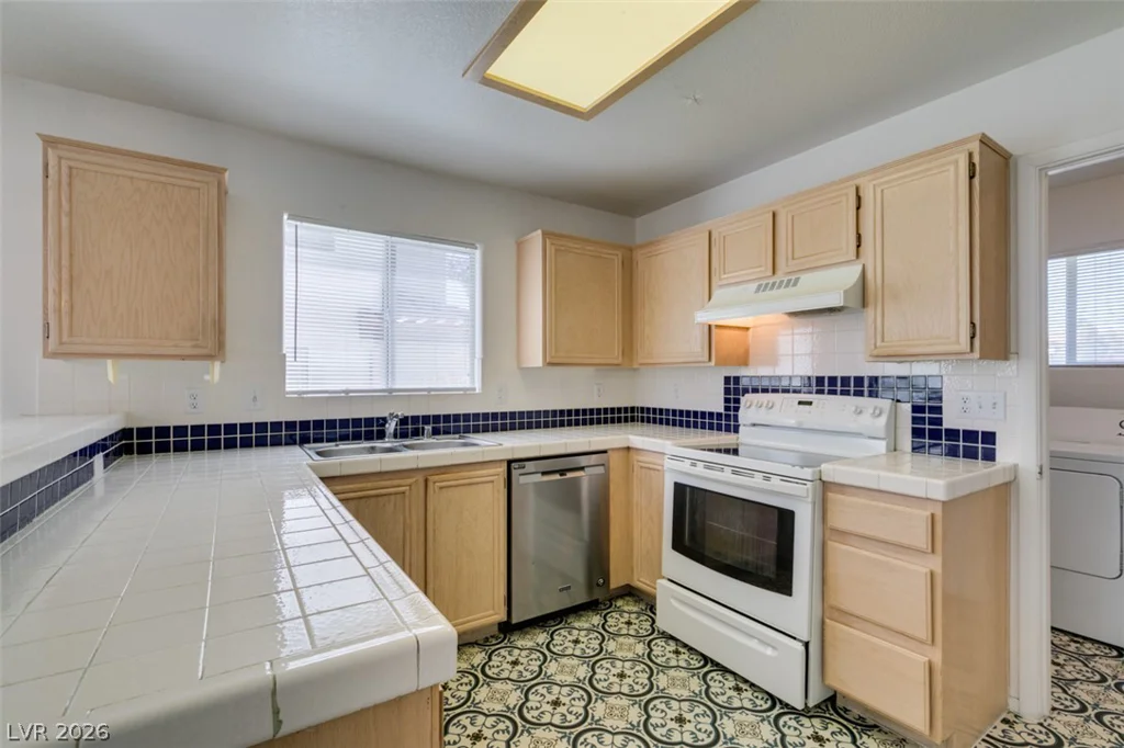 8012 Divine, Las Vegas, NV 89128