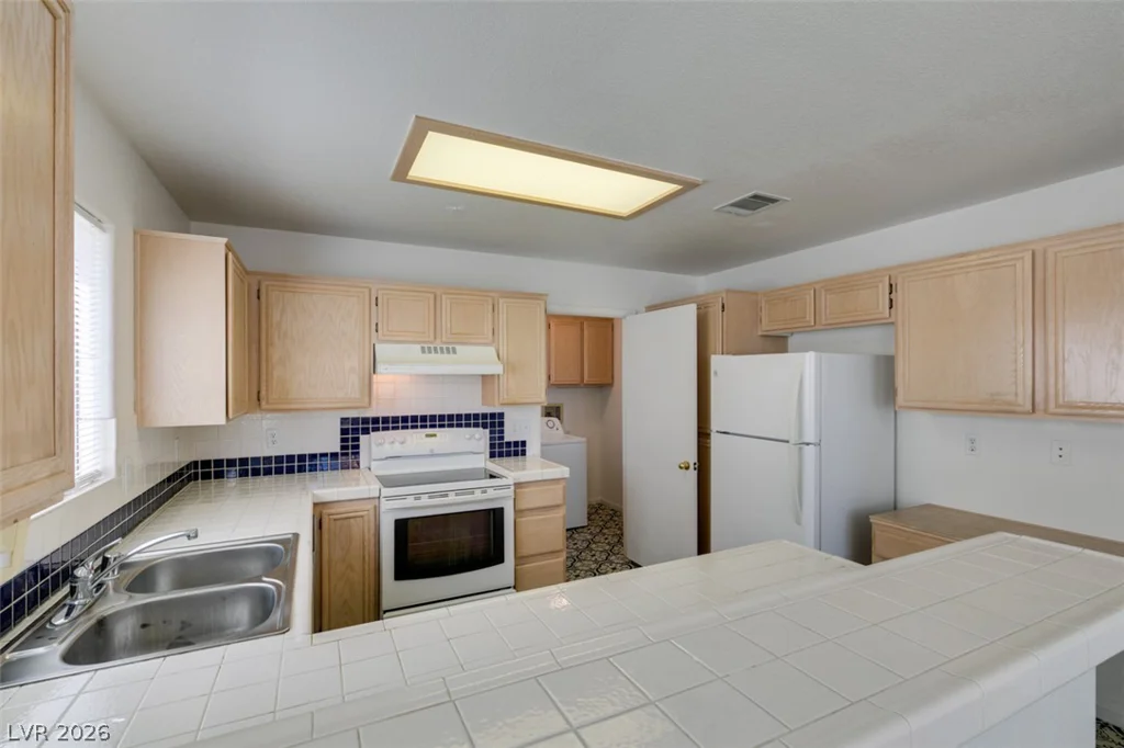 8012 Divine, Las Vegas, NV 89128