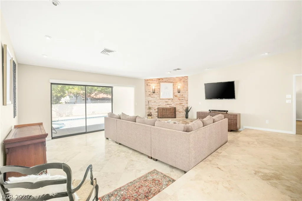 1913 Plaza Del Dios, Las Vegas, NV 89102