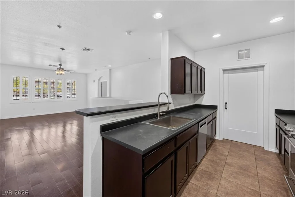 3975 Hualapai, Las Vegas, NV 89129