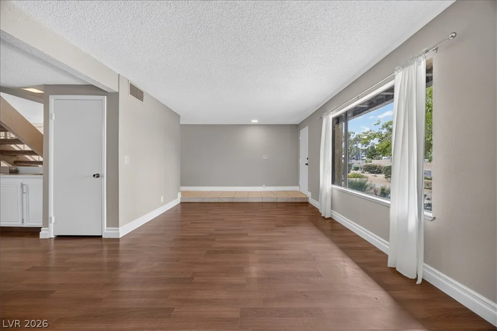 4669 Kelly Barry, Las Vegas, NV 89121