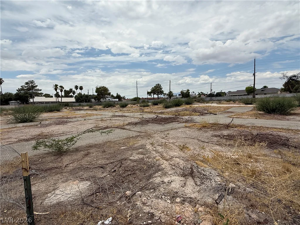 5825 Desert Inn, Las Vegas, NV 89146