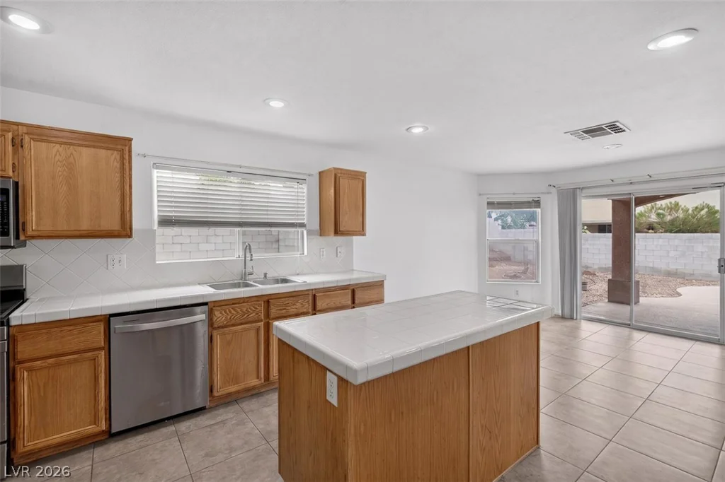 6483 New Brunswick, Las Vegas, NV 89110