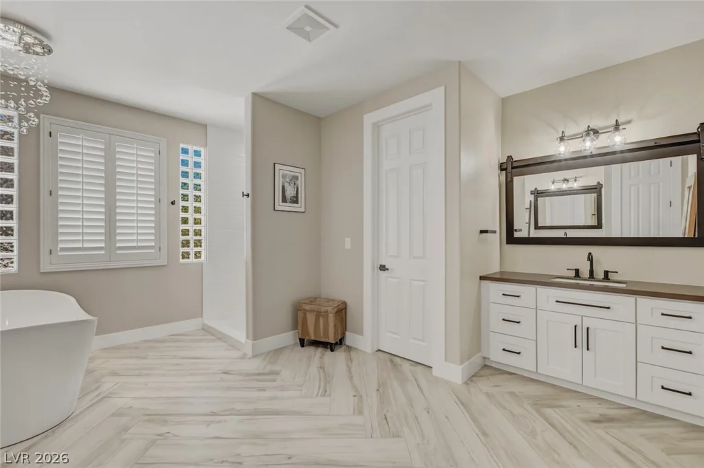 304 Queens Gate, Las Vegas, NV 89145