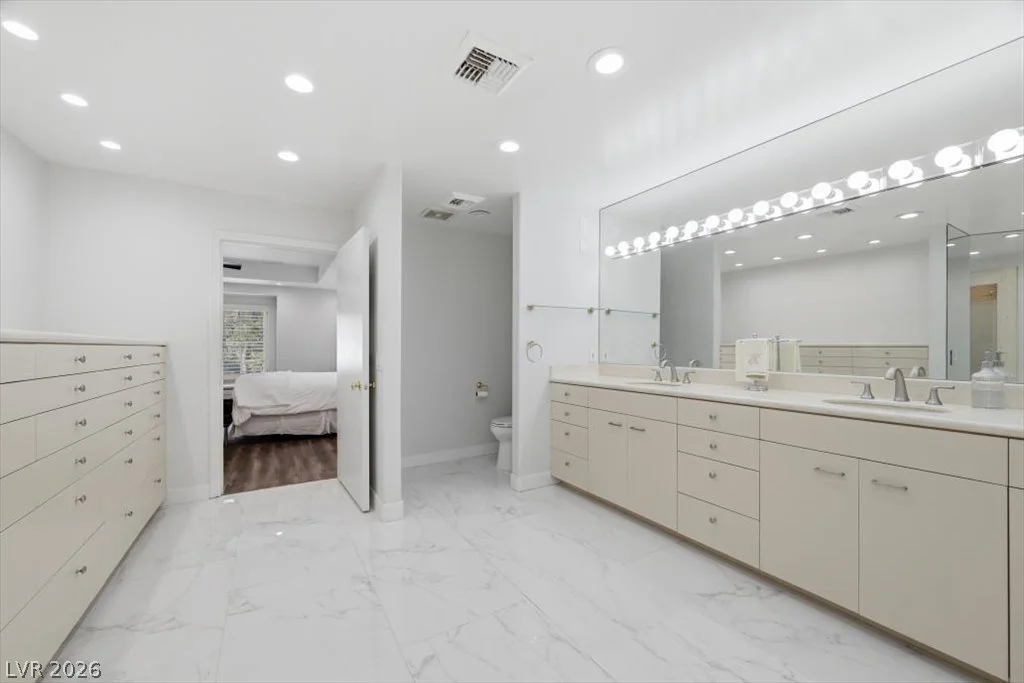 820 Pinehurst, Las Vegas, NV 89109