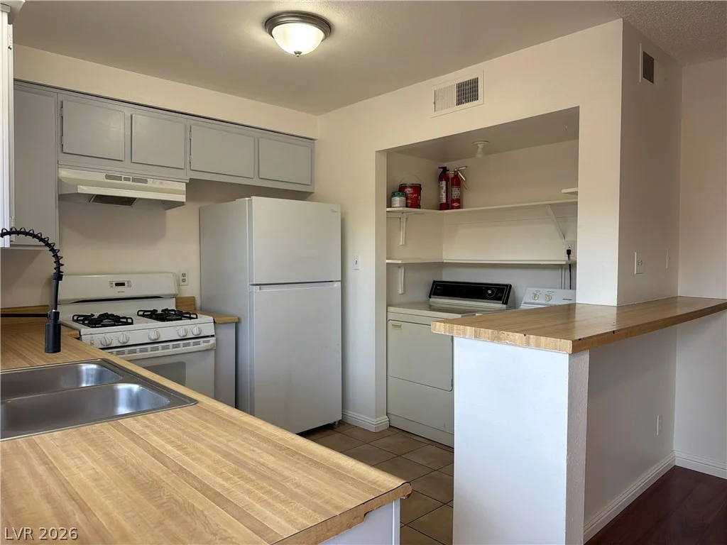 6168 Meadow View, Las Vegas, NV 89103