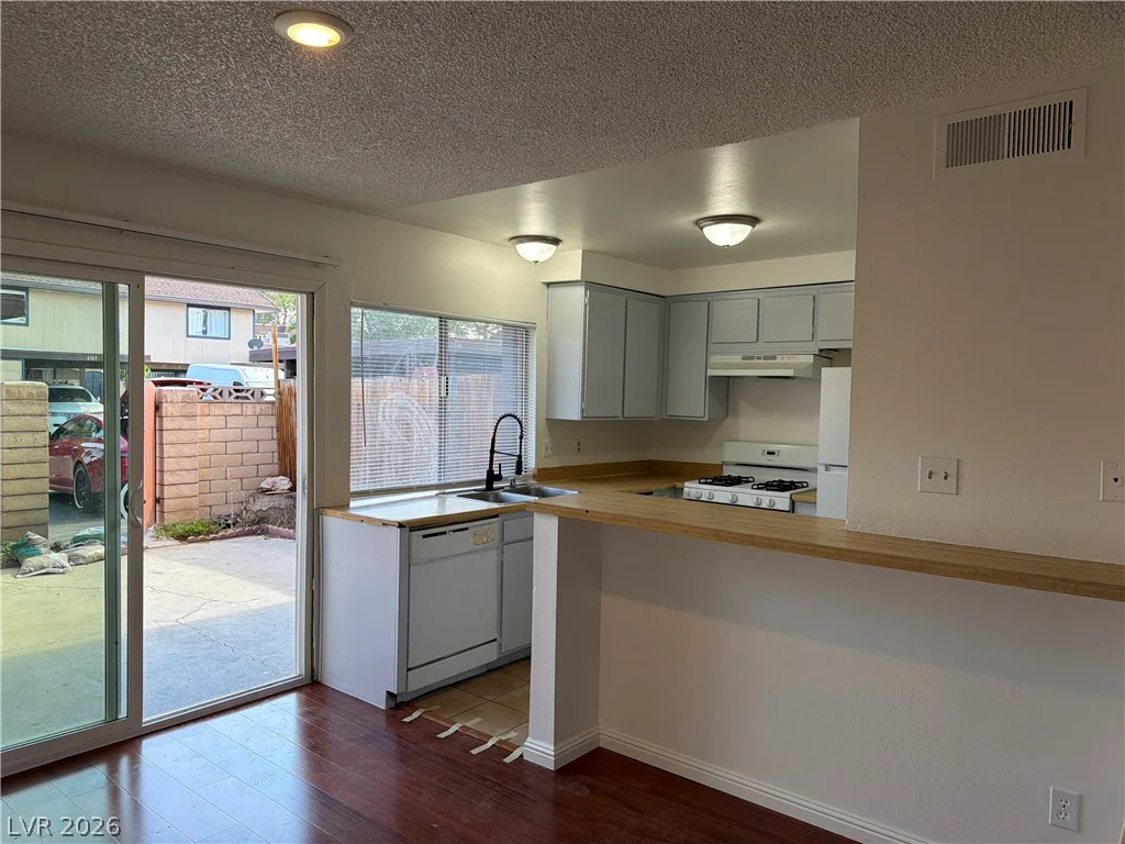 6168 Meadow View, Las Vegas, NV 89103