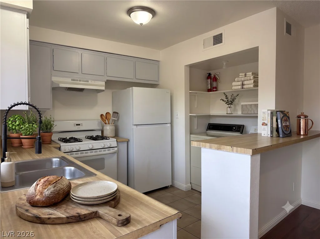 6168 Meadow View, Las Vegas, NV 89103