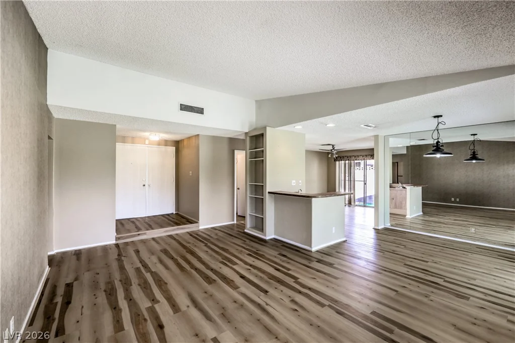 6813 War Eagle, Las Vegas, NV 89108