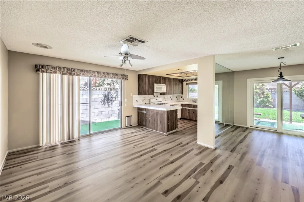6813 War Eagle, Las Vegas, NV 89108