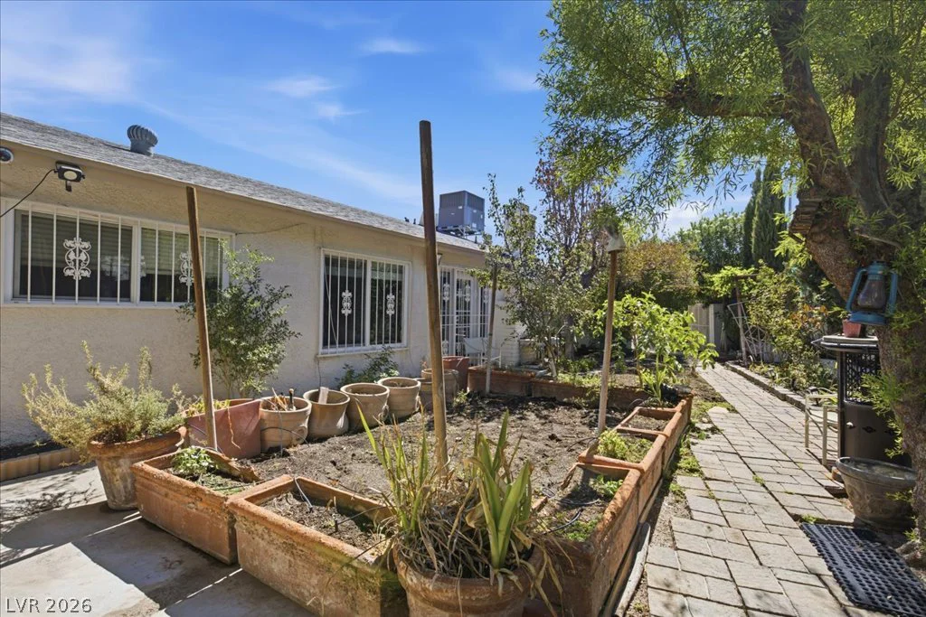 6305 Arcadia, Las Vegas, NV 89118