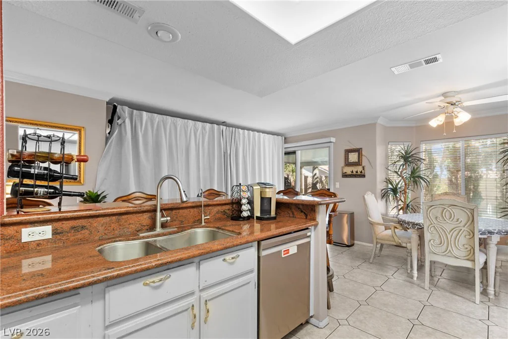 2000 Summit Pointe, Las Vegas, NV 89117